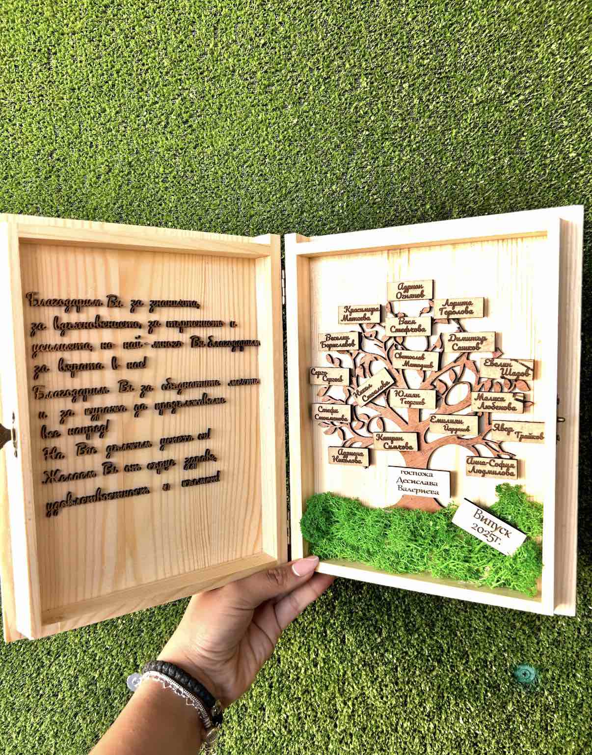 Дървена книга за учител със скандинавски мъх и имена - Image 3