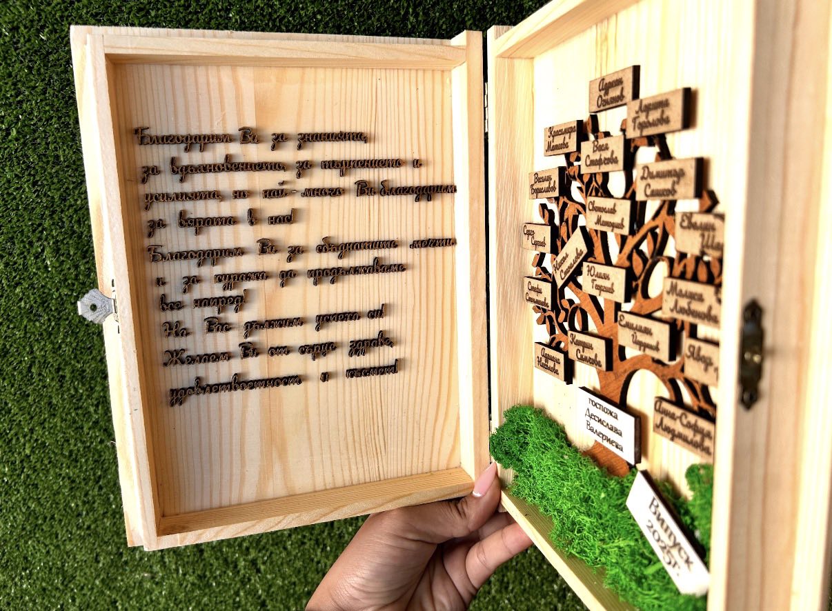 Дървена книга за учител със скандинавски мъх и имена - Image 4