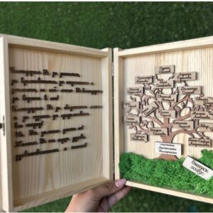 Дървена книга за учител със скандинавски мъх и имена