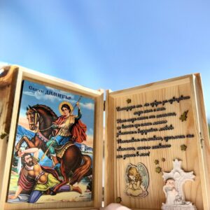 Дървена кутия-книга за кръщене – персонализиран подарък с икона и име
